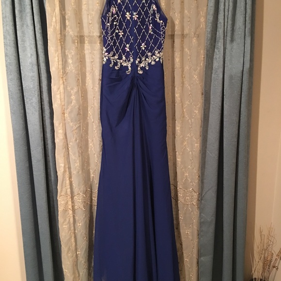 Stunning, sleek and sophisticated prom dress! - Picture 3 of 6